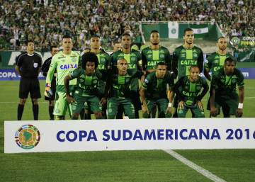 Elenco da Chapecoense posa antes de um jogo pela Copa Sul-Americana (Foto: Giba Pace Thomaz/Chapecoense)