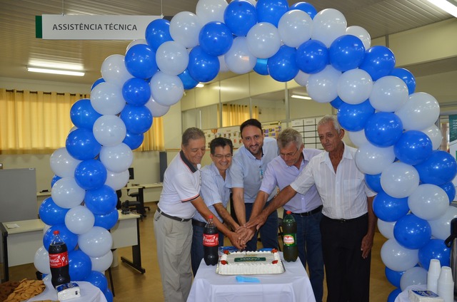 Funcionários e cooperados cortam o bolo de 47 anos da COAMO no Brasil.