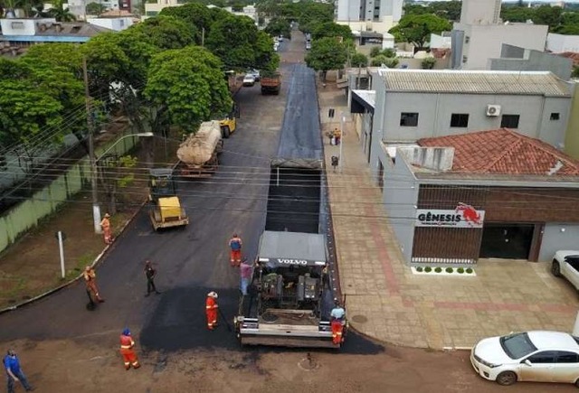 Centro de Dourados terá 60 km de ruas com recapeamento asfáltico
29 abril 2021 - 06h26Por Da Redação

Mais de 17 mil toneladas de massa asfáltica já foram aplicadas em camadas de 3 cm a 5 cm de espessura, feitas para durar - Crédito: Divulgação