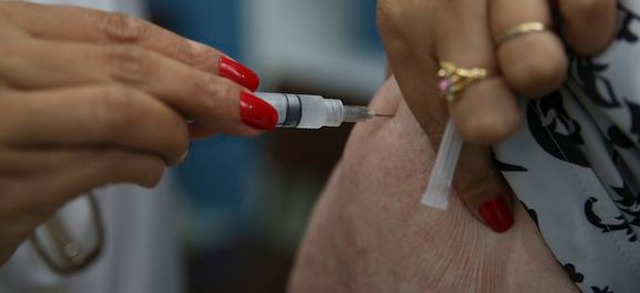 A vacina Dengvaxia foi aprovada no Brasil em 28 de dezembro de 2015 e não é oferecida pelo Programa Nacional de Imunizações.