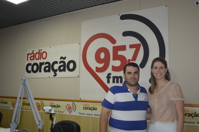 Dra. Fernanda Britta Maitto Lemos (Médica Dermatologista), coordenadora da campanha em Dourados que com pareceu hoje(01/12) na Rádio Coração FM, e foi entrevistada pelo comunicador Alcemir Soares
