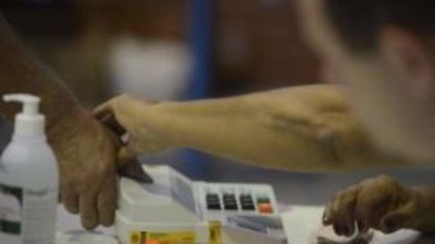 O eleitor que já fez o recadastramento biométrico precisa levar apenas o celular na hora de votar Tânia Rêgo/Agência Brasil