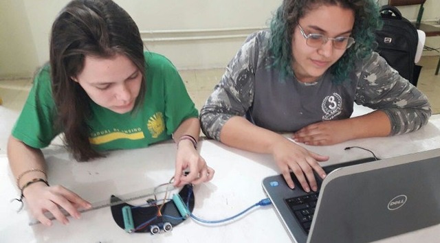 Protótipo de boné para auxiliar na locomoção de deficientes visuais está sendo desenvolvido por alunos da escola estadual de tempo integral Lúcia Martins Coelho, em Campo Grande.