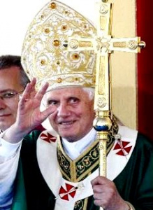 Não podemos ter medo de silenciar, se quisermos ser capazes de ouvir a voz de Deus, explica Bento XVI