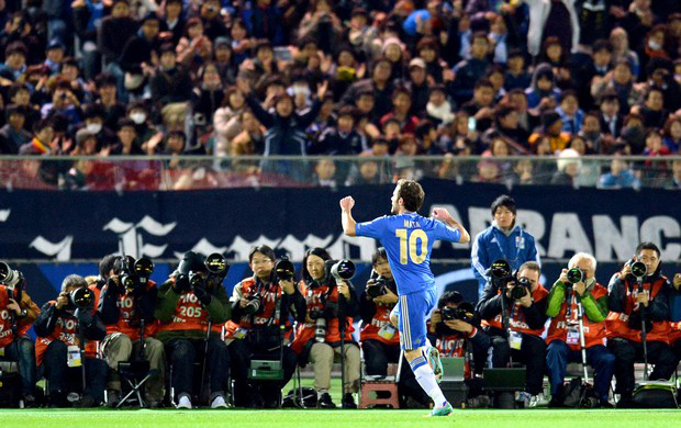 Mata corre para comemorar o primeiro gol: festa dos japoneses nas arquibancadas