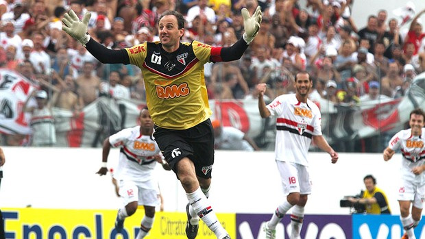 Rogério celebra marca histórica na carreira: são 100 gols do goleiro-artilheiro (Wander Roberto / VIPCOMM)