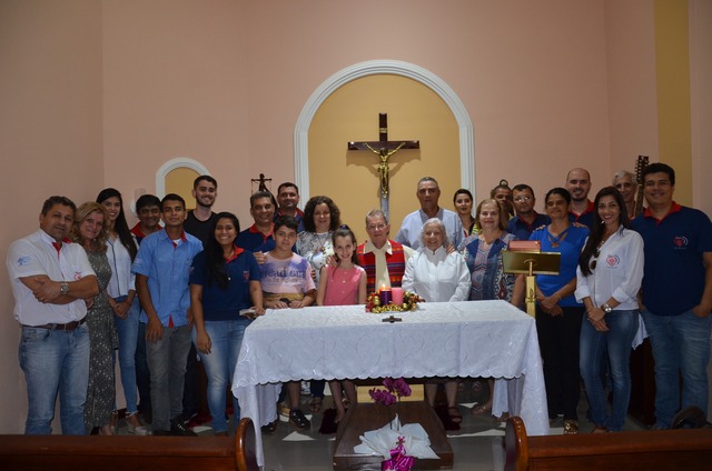 Pe. Adriano(cent) com membros da Rádio Coração na missa em ação de Graças pelo ano de 2017, celebrada na capela Santa Clara, na FTM.