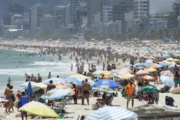 Calor de 36 graus levou milhares de pessoas às praias do Rio de Janeiro neste domingo, o último da primaveraTomaz Silva/Agência Brasil