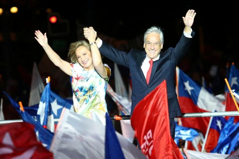 Sebastián Piñera comemora vitória no segundo turno presidencial ao lado de sua mulher Cecilia e diante de apoiadores neste domingo (17) em Santiago, no Chile - Crédito: (Ivan Alvarado/ Reuters)

 
