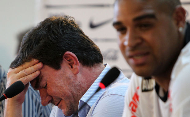 Andrés Sanchez não disfarçou a sua insatisfação quando Adriano elogiou o São Paulo na apresentação