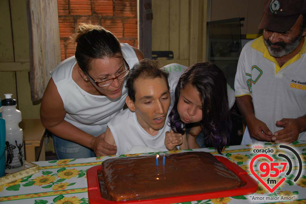 Funcionários da Rádio Coração FM visitam aniversariante excepcional Funcionários da Rádio Coração FM visitam aniversariante excepcional