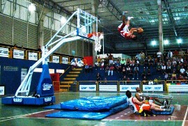 O “Ginasloucos”, grupo douradense de acrobatas 