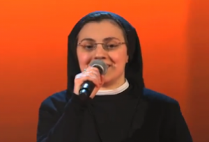 “Eu tenho um dom e estou aqui para dá-lo a vocês”: jovem freira italiana surpreende o mundo em concurso musical