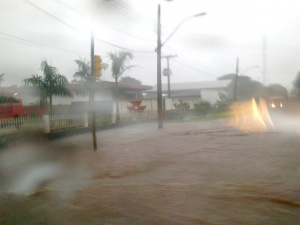 As fortes chuvas deixaram várias vias alagadas, dentre elas a principal avenida da cidade, a Marcelino Pires.
