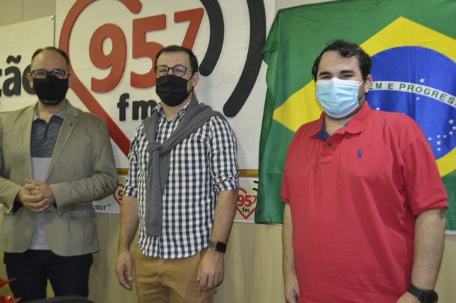Valdir Pereira, Alcemir Soares e Adelino Marques, do SEBRAE que informou  os ouvintes sobre a importância de se realizar uma assessoria na condução de  abertura de Pequenas Empresas em Dourados e região. 