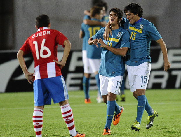 Guilherme (17) recebe o abraço de Misael (15) após abrir o placar para o Brasil no Equador (Foto: AFP)