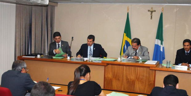 A Comissão de Constituição e Justiça da AL durante reunião na quarta-feira (Foto : Divulgação)