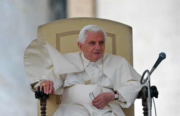 O Papa Bento XVI durante sua audiência semanal na quarta-feira (6) (Foto: Reuters)