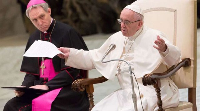Papa incentiva sacerdotes a cuidar dos momentos de silêncio durante a Missa