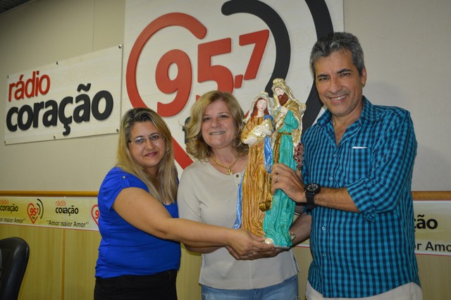 Pai do cantor católico Rafinha, Ronaldo Gomes  veio na tarde do dia 10/01. acompanhado da esposa Rosemeire  receber  o brinde das  mãos da comunicadora Regina Curioni, apresentadora do programa ‘Música Viva’