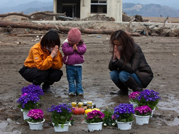 Japoneses fizeram um minuto de silêncio nesta segunda-feira (11), a partir das 14h46, horário de início dos desastres naturais que atingiram o país há um mês (Foto: AFP)