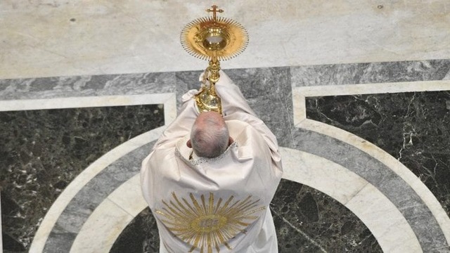 Foto de capa: Corpus Christi em 2020 - Vatican Media