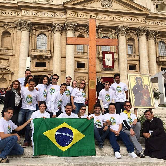 Jovens do Brasil entregam símbolos da JMJ aos poloneses