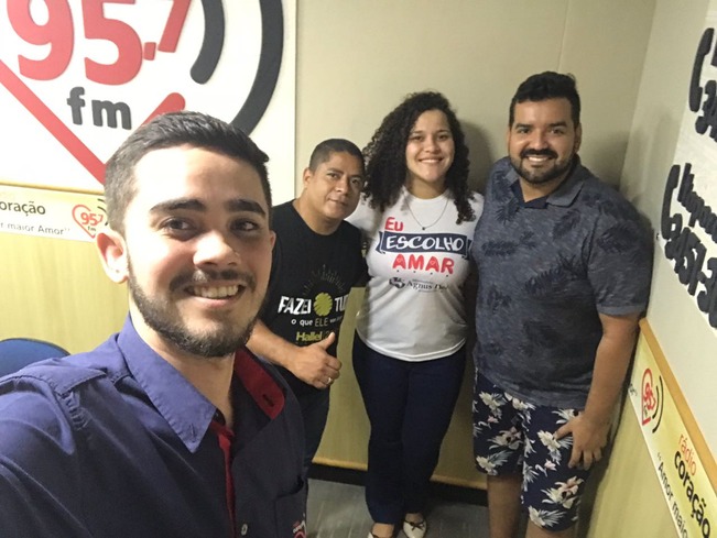 Gabriel fez selfie com a galera do Agnus: Calado, Karol e Wesley. Foto: reprodução/Facebook