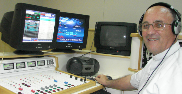 Todas as sextas-feiras a partir das 11h30 Dom Redovino apresenta na Rádio Coração FM o programa 'A Palavra do Pastor'