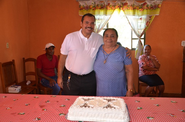Dona Betiza, mãe do frei Roberto,  que  comemora idade nova na presença de filhos, familiares,  padres,  amigos.e representantes da Rádio Coração.