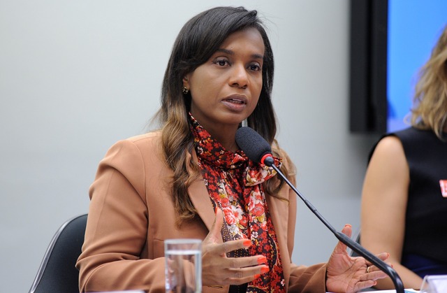Lucio Bernardo Jr. / Câmara dos Deputados

Tia Eron: estágio visa à preparação para o trabalho produtivo de educandos