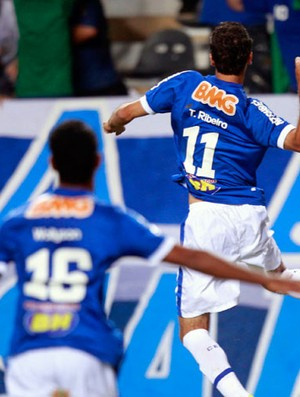 Thiago Ribeiro comemora primeiro gol (Foto: AP)