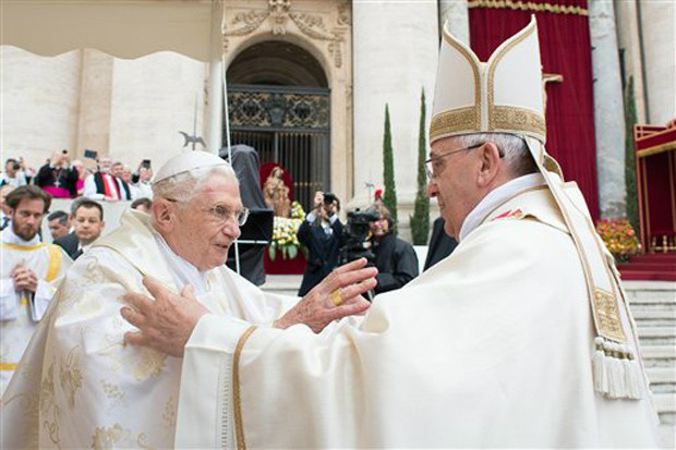 O Papa Francisco, à direita, cumprimenta seu predecessor, o Papa Emérito Bento XVI, durante a cerimônia de canonização de João XXIII e João Paulo II, neste domino (27), no Vaticano (Foto: L'Osservatore Romano/AP