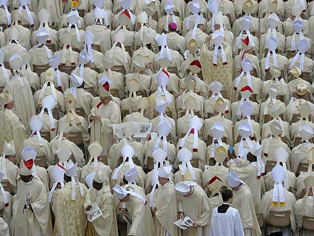 Bispos esperam pela missa de canonização dos papas João XXIII e João Paulo II, na Praça São Pedro, no Vaticano. (Foto: Andreas Solaro / AFP Photo)