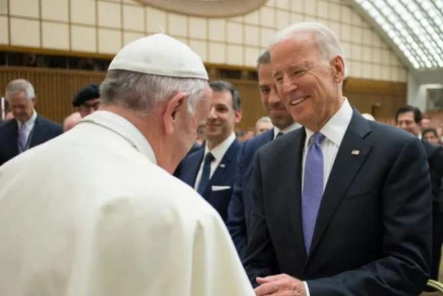 Papa Francisco e Joe Biden se encontram no Vaticano em 29 de abril de 2016./ Foto: Vatican Media