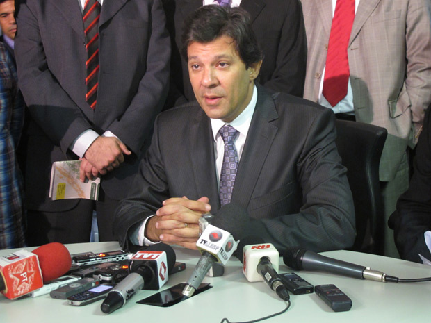 Ministro Fernando Haddad concede entrevista após audiência pública sobre o Plano Nacional de Educação na Assembleia Legislativa de São Paulo (Foto: Fernanda Nogueira/G1)