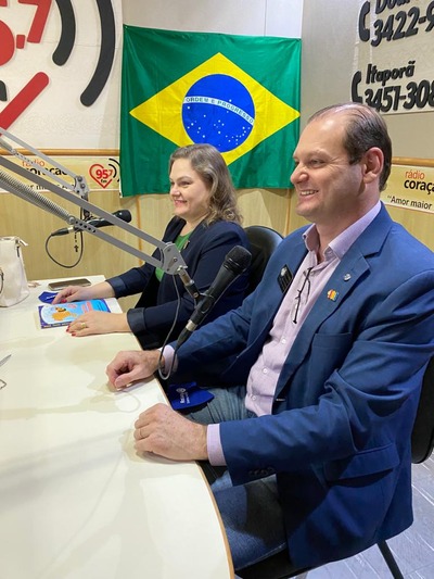 Edilson Bigatão, governador do Distrito 4470 do Rotary Internacional acompanhado da esposa Milene Bigatão, coordenadora distrital das Casas da Amizade no estúdio da Rádio Coração em Dourados.