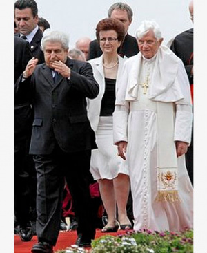 O presidente do Chipre, Demetris Christofias, e Bento XVI na chegada ao país