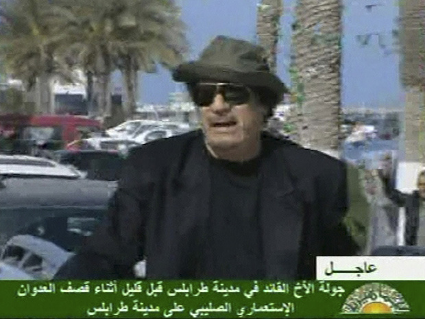 O ditador da Líbia, Muammar Kadhafi, aparece em rua de Trípoli na quinta-feira (14) (Foto: AP)
