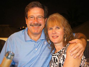 Mary Sherlach ao lado do marido, Mark (Foto:
Arquivo Pessoal/AP)