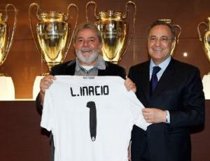 Lula recebe camisa do Real Madrid com o númro
1 nas costas (Foto: Site do Real Madrid)