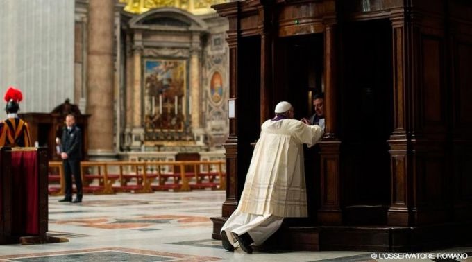 Papa Francisco se confessando durante a Jornada “24 horas para o Senhor” em 2014/ Foto: L'Osservatore Romano
