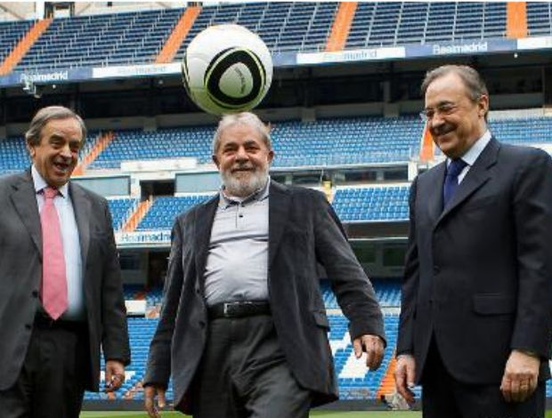 Lula brinca com uma bola no gramado do Santiago Bernabéu (Foto: Site do Real Madrid)
