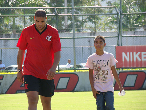 Em 2009, Adriano recebeu a visita do irmão no treino do Flamengo
(Foto: Eduardo Peixoto / Globoesporte.com)