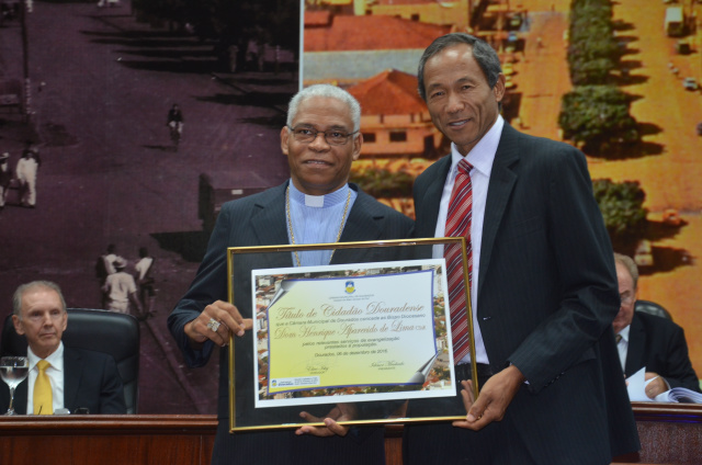 Vereador Elias Ishi entrega o título de Cidadão Douradense, ao bispo da diocese de Dourados, paranaense  ordenado em janeiro de 2016