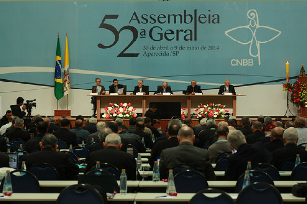 Bispos brasileiros reunidos na 52ª Assembleia Geral, em Aparecida do Norte (SP), escrevem carta ao Papa Francisco.