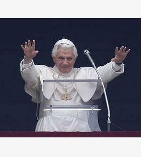 apa saúda fiéis presentes na Praça São Pedro, no Vaticano