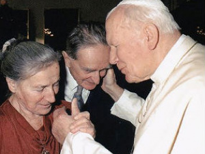Wanda Poltawska com o marido Andrzej, grande filósofo polonês, em audiência privada com João Paulo II