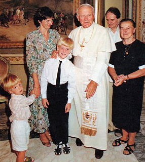 Wanda, o marido Andrzej, uma das quatro filhas e dois netos posam para foto de recordação com o Papa
