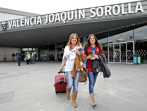 Torcida feminina também marca presença em Valência (Foto: agência EFE)